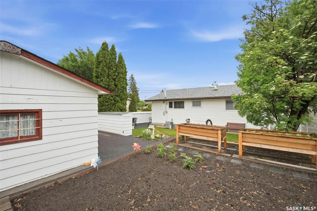 1019 Mcmillan Avenue Saskatoon SK S7L 2T9