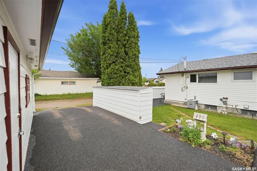 1019 Mcmillan Avenue Saskatoon SK S7L 2T9