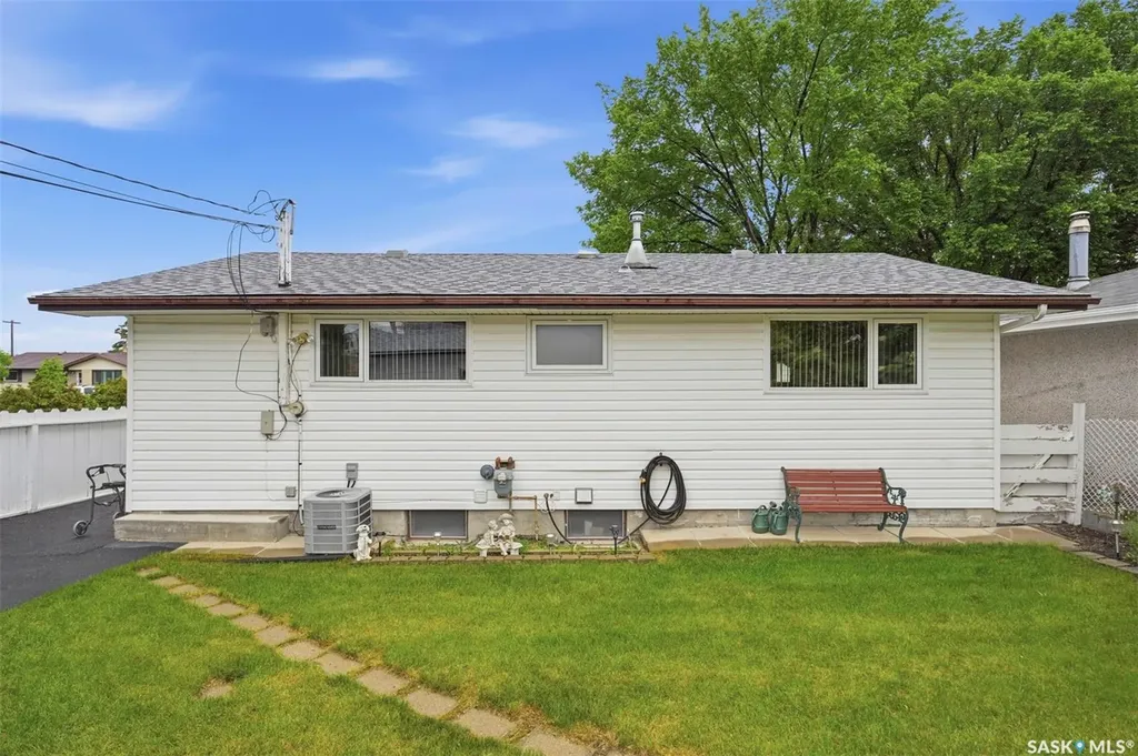 1019 Mcmillan Avenue Saskatoon SK S7L 2T9