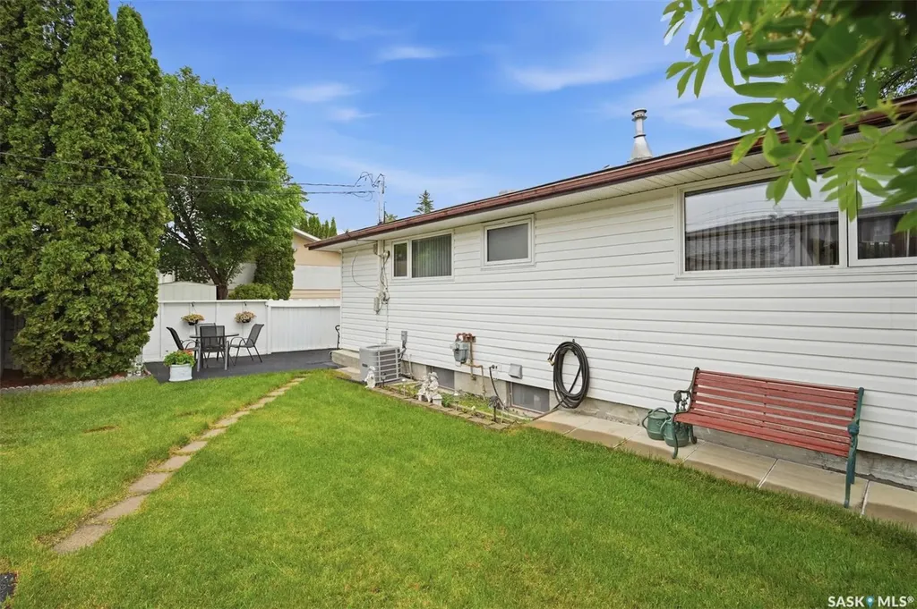 1019 Mcmillan Avenue Saskatoon SK S7L 2T9
