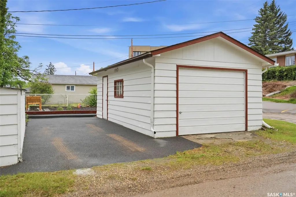 1019 Mcmillan Avenue Saskatoon SK S7L 2T9