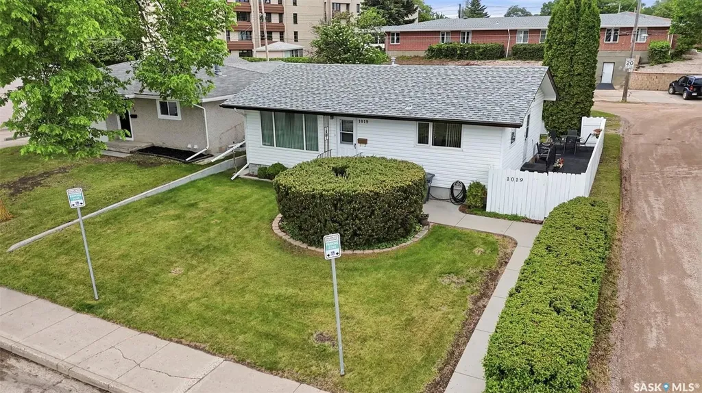 1019 Mcmillan Avenue Saskatoon SK S7L 2T9