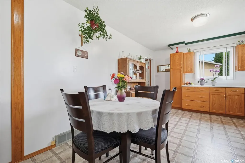 1019 Mcmillan Avenue Saskatoon SK S7L 2T9