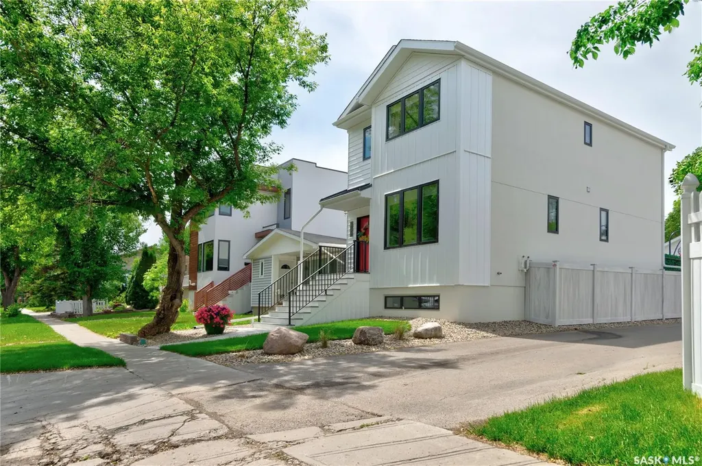 3022 Montague Street Regina SK S4S 1Z5
