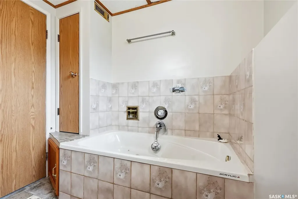 534 Nesbitt Lane Saskatoon SK S7L 6K9