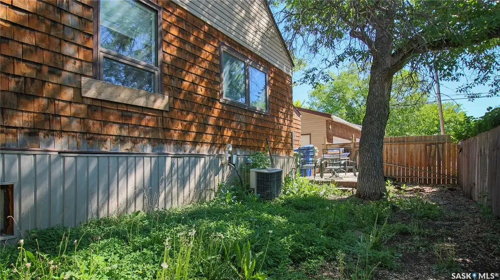1277 Queen Street Regina SK S4T 4B5