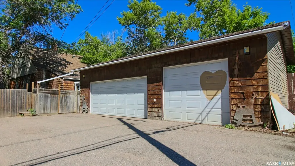 1277 Queen Street Regina SK S4T 4B5