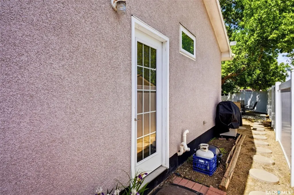 5608 2nd Avenue N Regina SK S4R 5M5