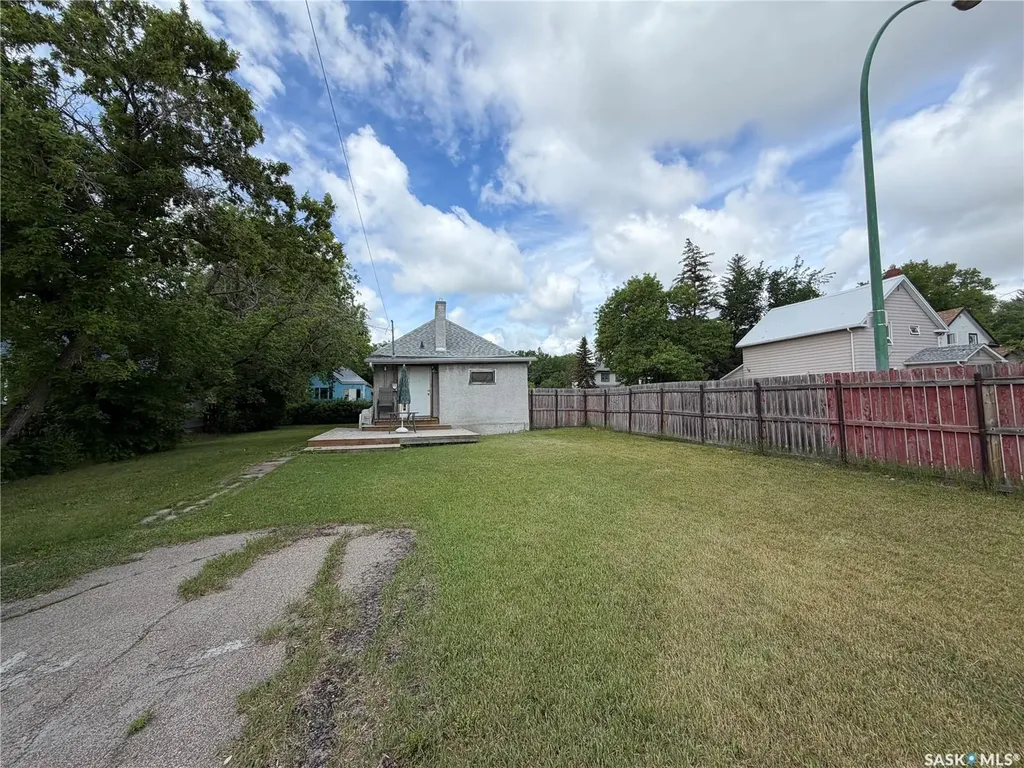 1603 Garnet Street Regina SK S4T 2Z1