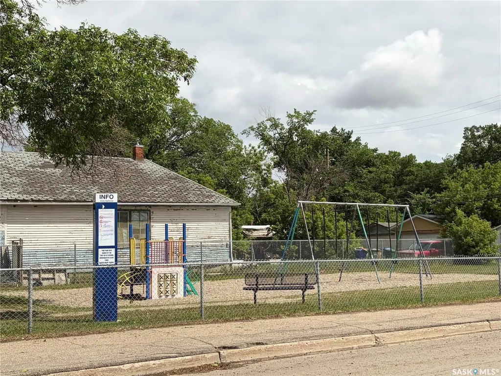 1603 Garnet Street Regina SK S4T 2Z1