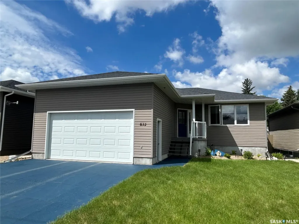 832 7th Avenue NE Moose Jaw SK S6H 1M7