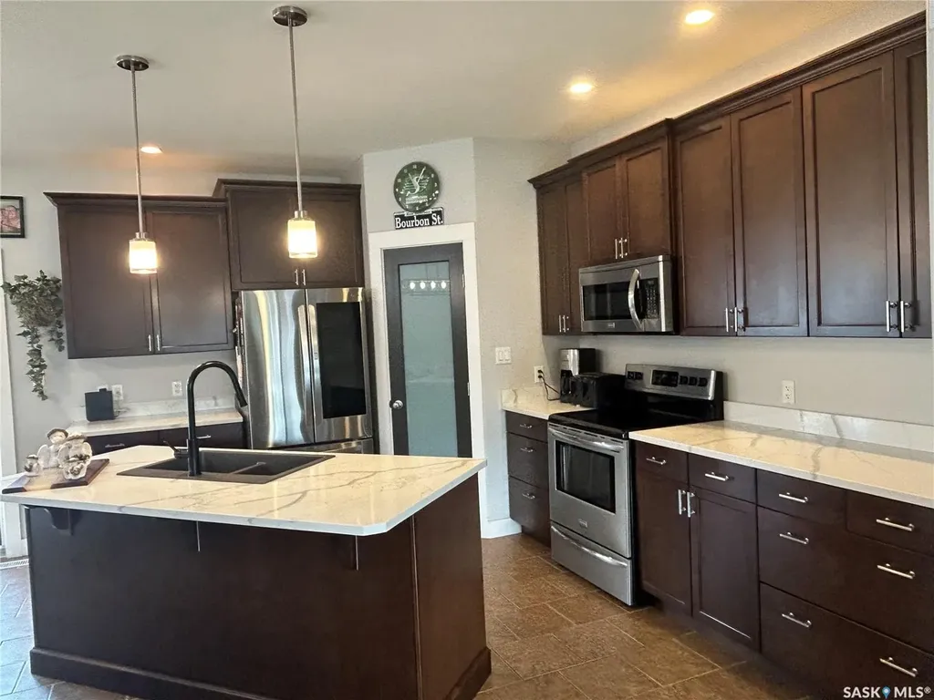 832 7th Avenue NE Moose Jaw SK S6H 1M7
