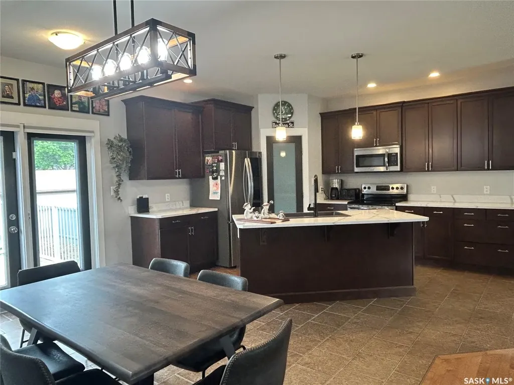 832 7th Avenue NE Moose Jaw SK S6H 1M7