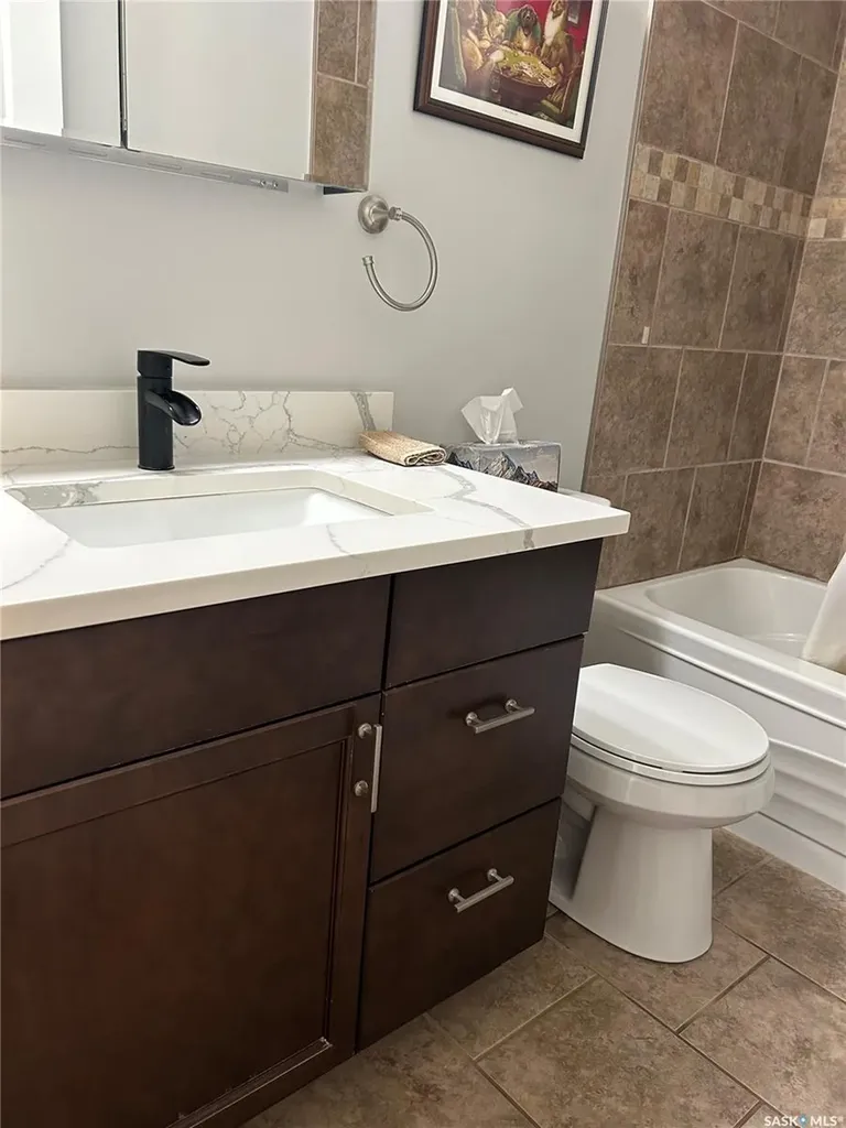 832 7th Avenue NE Moose Jaw SK S6H 1M7