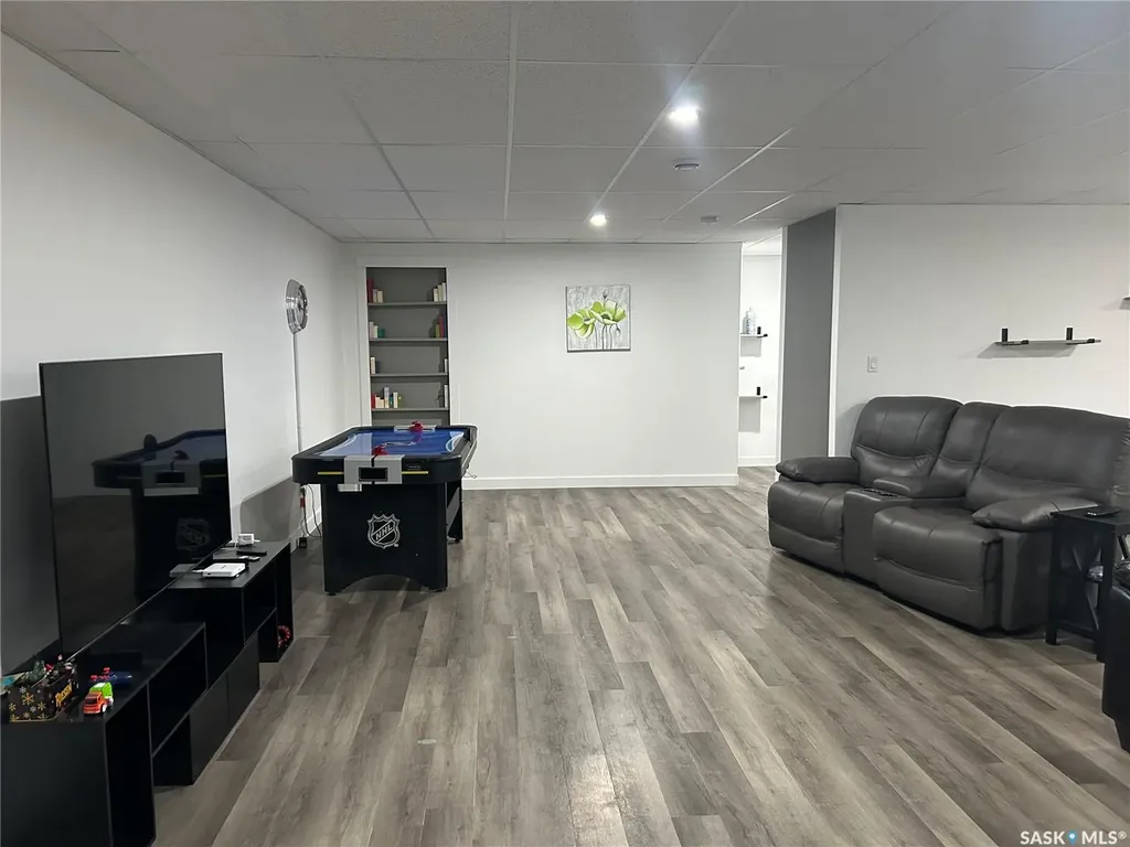 832 7th Avenue NE Moose Jaw SK S6H 1M7