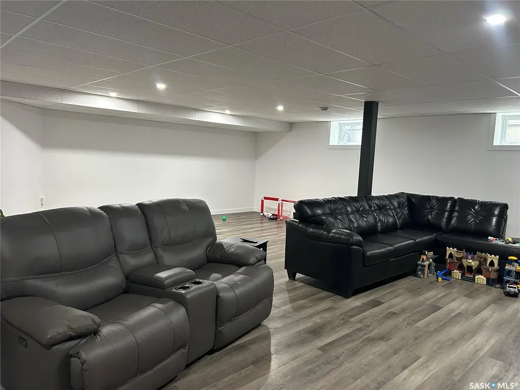 832 7th Avenue NE Moose Jaw SK S6H 1M7