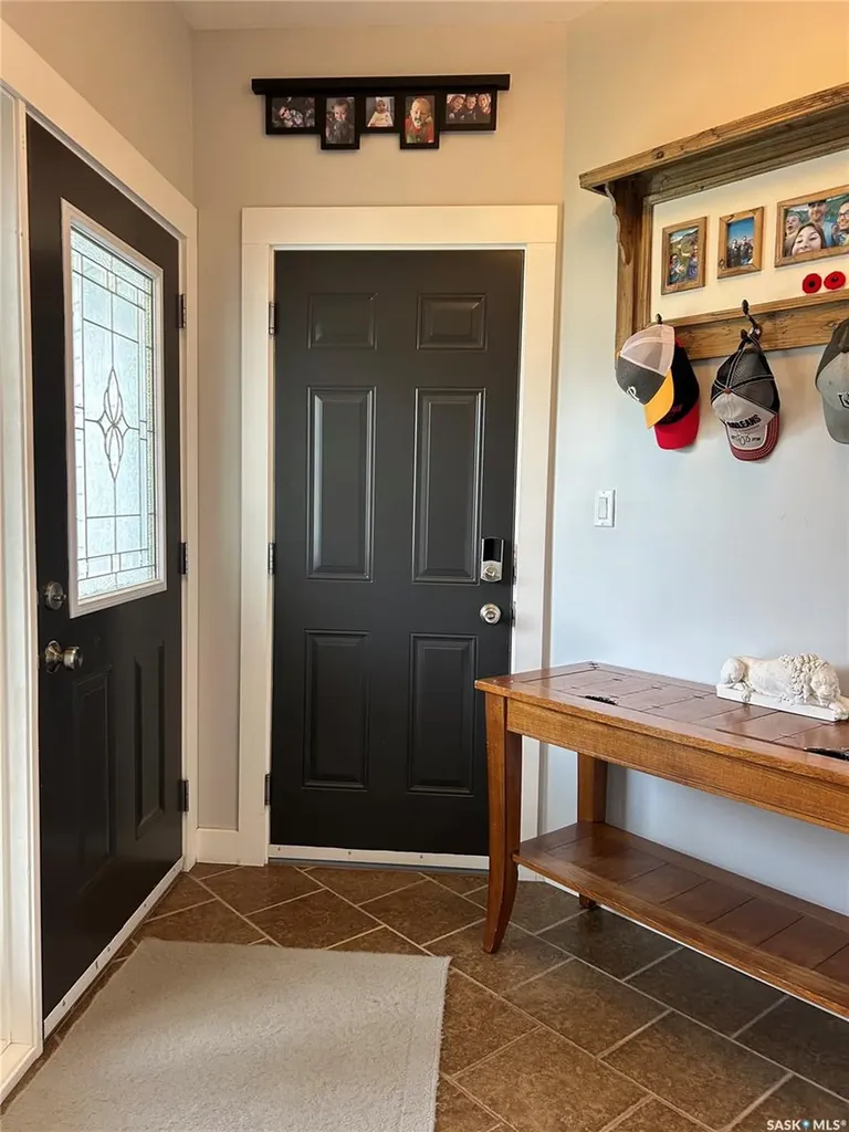 832 7th Avenue NE Moose Jaw SK S6H 1M7
