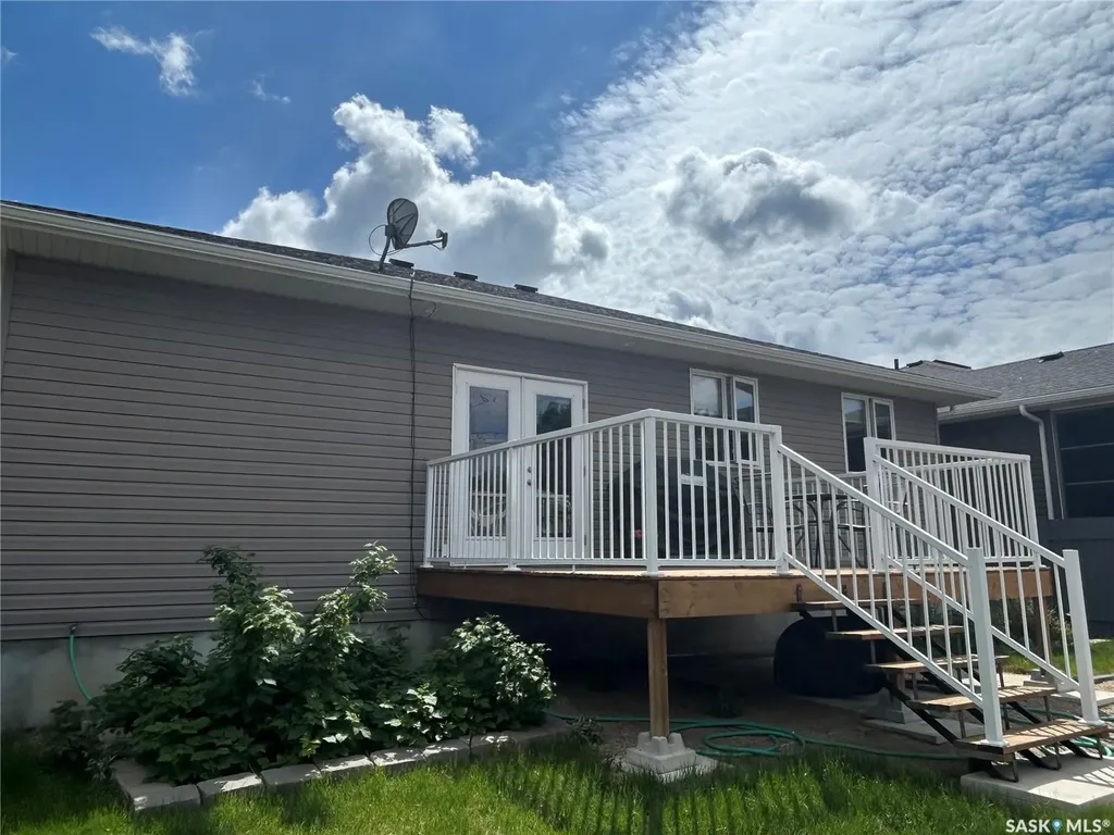 832 7th Avenue NE Moose Jaw SK S6H 1M7