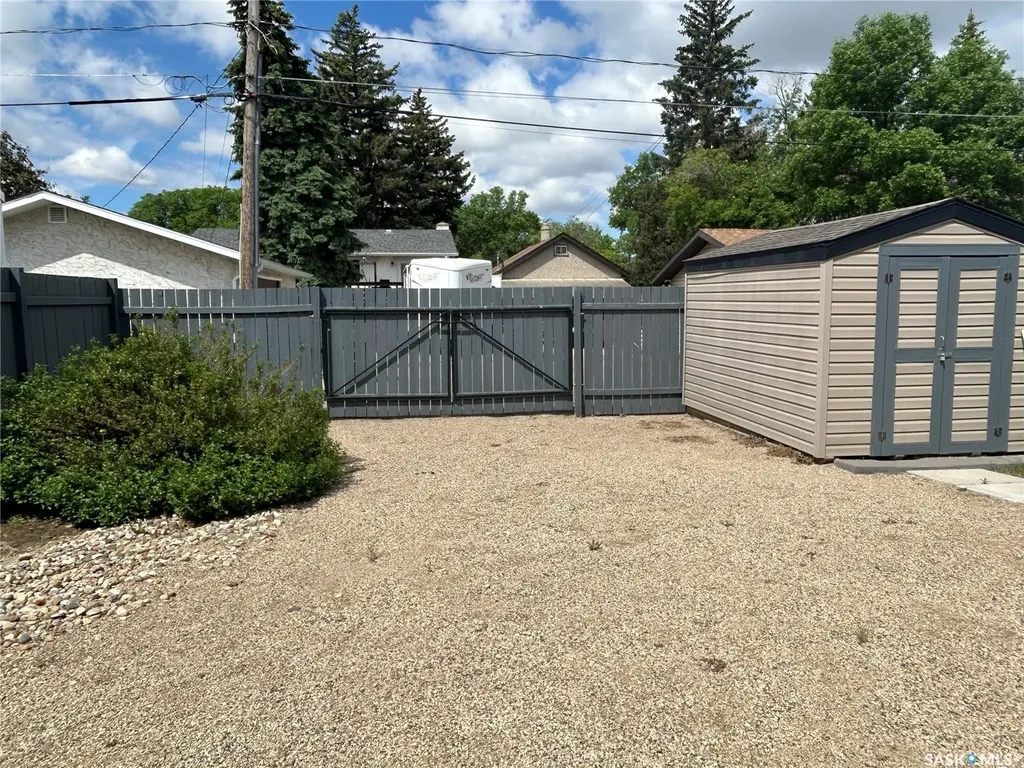 832 7th Avenue NE Moose Jaw SK S6H 1M7