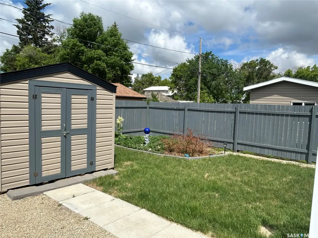 832 7th Avenue NE Moose Jaw SK S6H 1M7