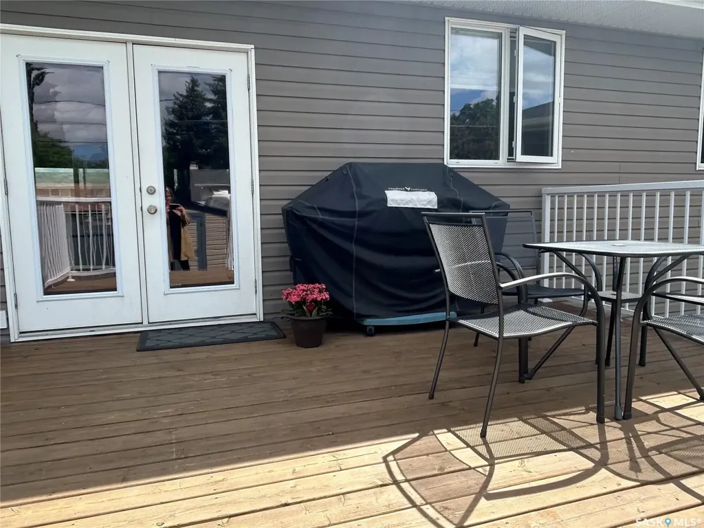 832 7th Avenue NE Moose Jaw SK S6H 1M7