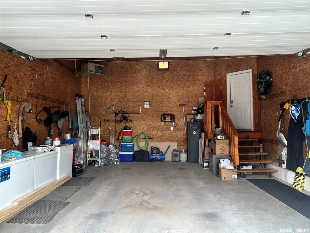 832 7th Avenue NE Moose Jaw SK S6H 1M7