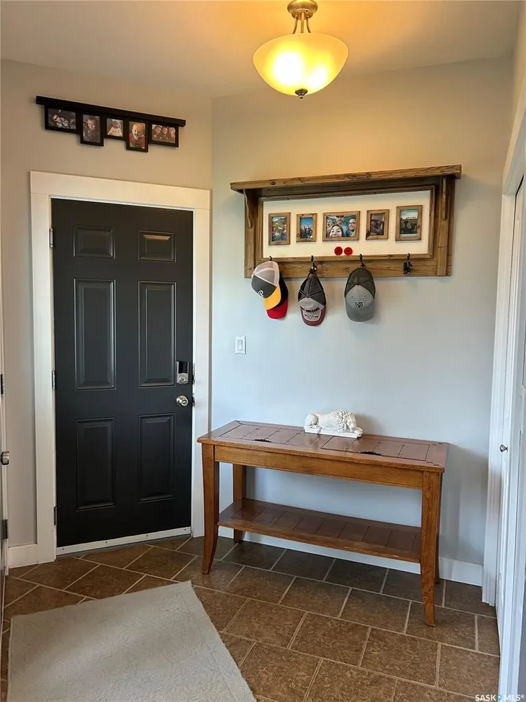 832 7th Avenue NE Moose Jaw SK S6H 1M7