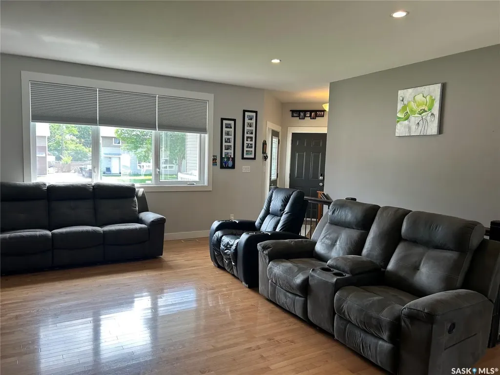 832 7th Avenue NE Moose Jaw SK S6H 1M7