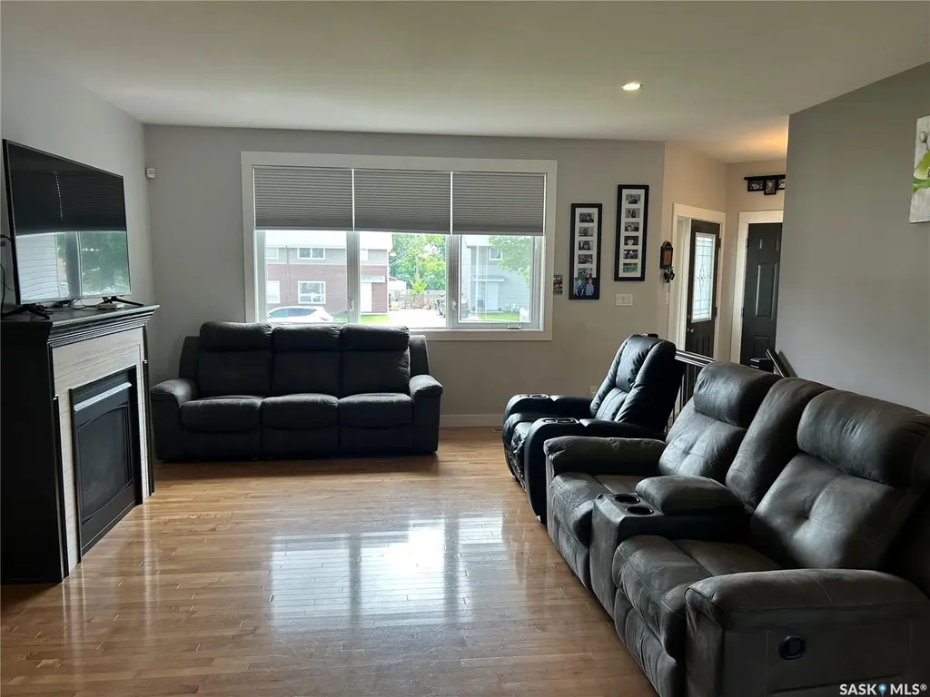832 7th Avenue NE Moose Jaw SK S6H 1M7