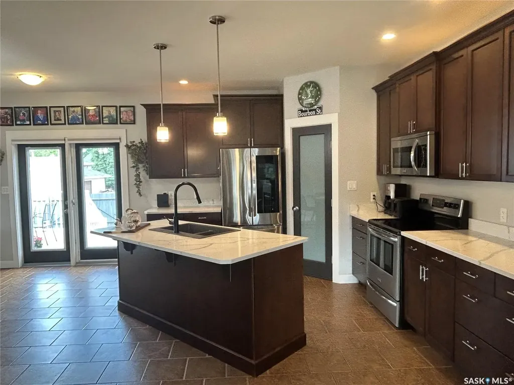 832 7th Avenue NE Moose Jaw SK S6H 1M7