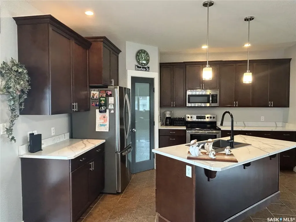 832 7th Avenue NE Moose Jaw SK S6H 1M7