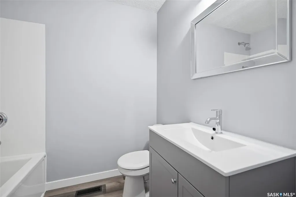118 Smallwood Crescent Saskatoon SK S7L 4Z6