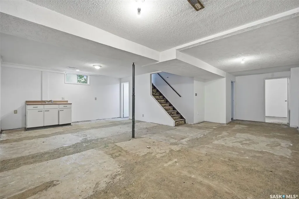 118 Smallwood Crescent Saskatoon SK S7L 4Z6