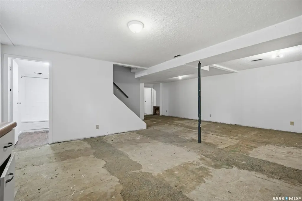 118 Smallwood Crescent Saskatoon SK S7L 4Z6