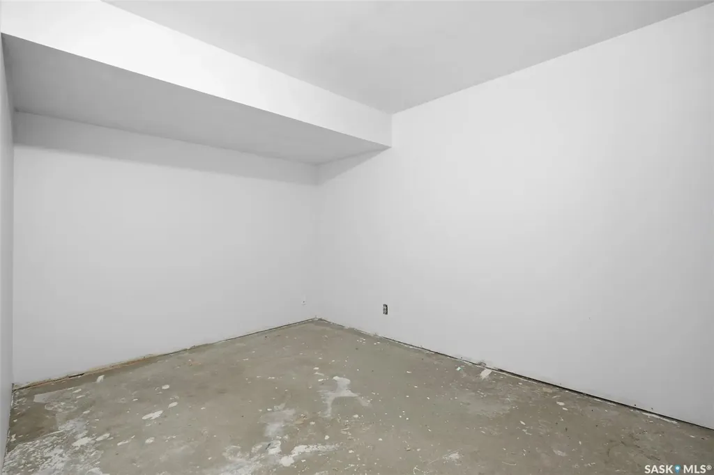 118 Smallwood Crescent Saskatoon SK S7L 4Z6