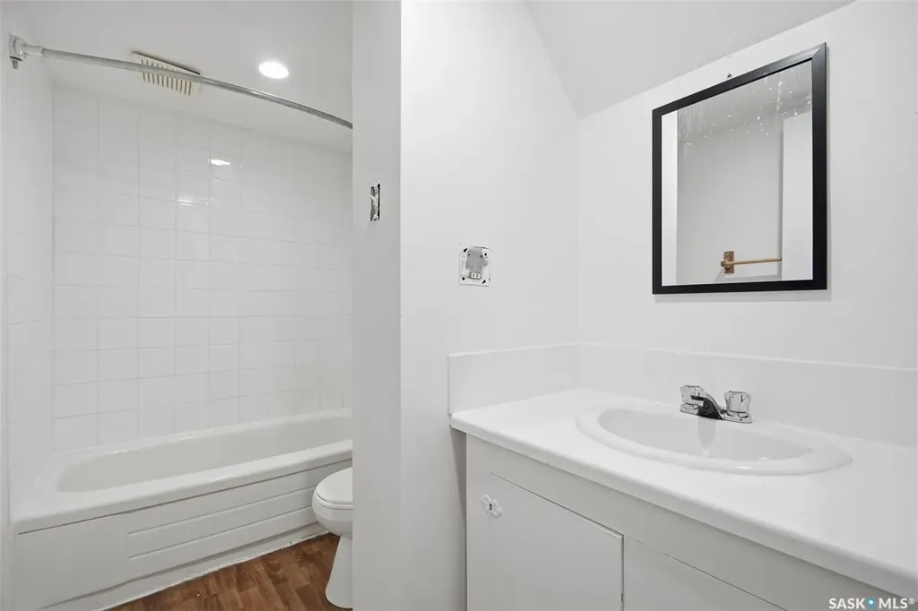 118 Smallwood Crescent Saskatoon SK S7L 4Z6