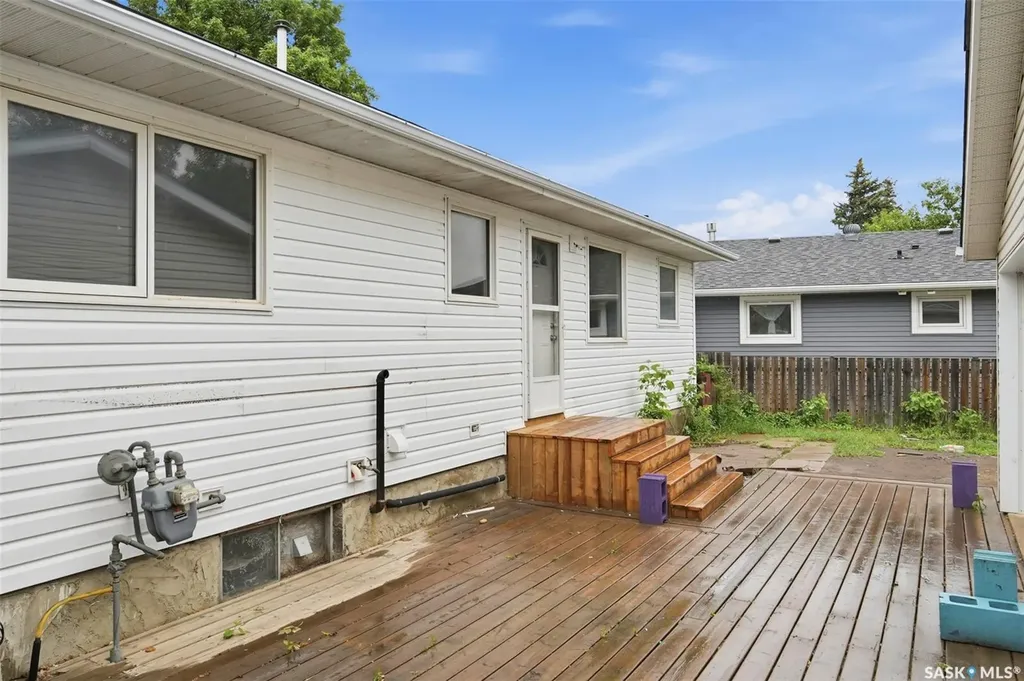 118 Smallwood Crescent Saskatoon SK S7L 4Z6