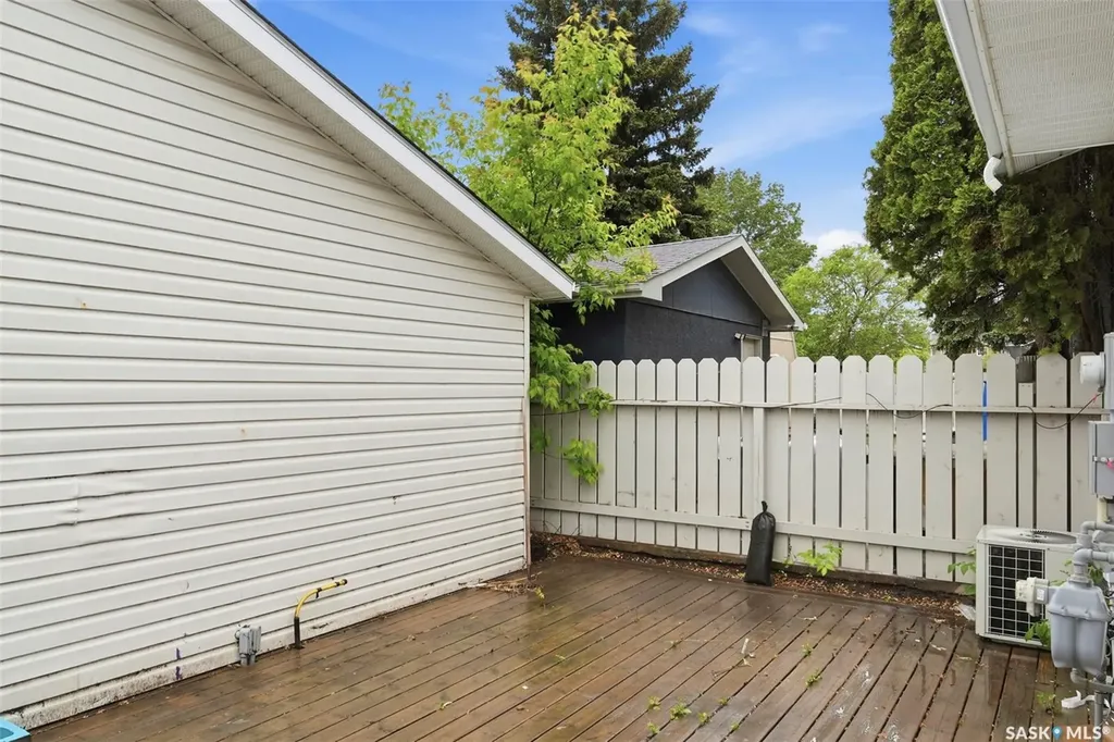 118 Smallwood Crescent Saskatoon SK S7L 4Z6