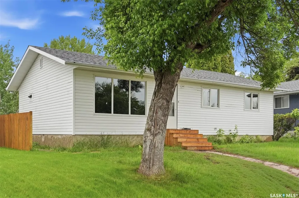 118 Smallwood Crescent Saskatoon SK S7L 4Z6
