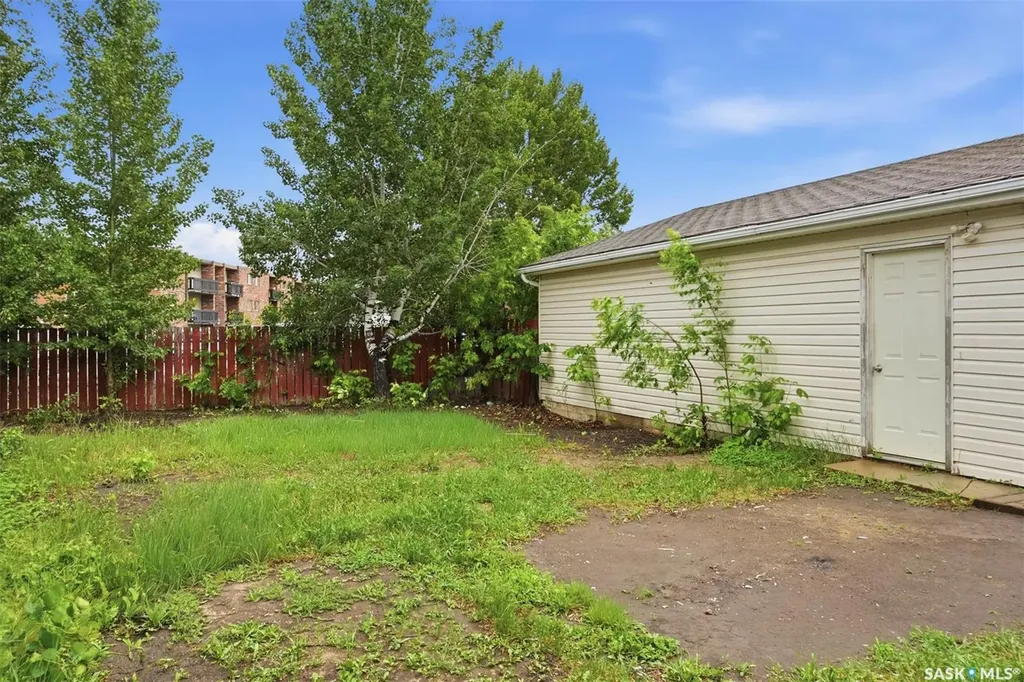 118 Smallwood Crescent Saskatoon SK S7L 4Z6