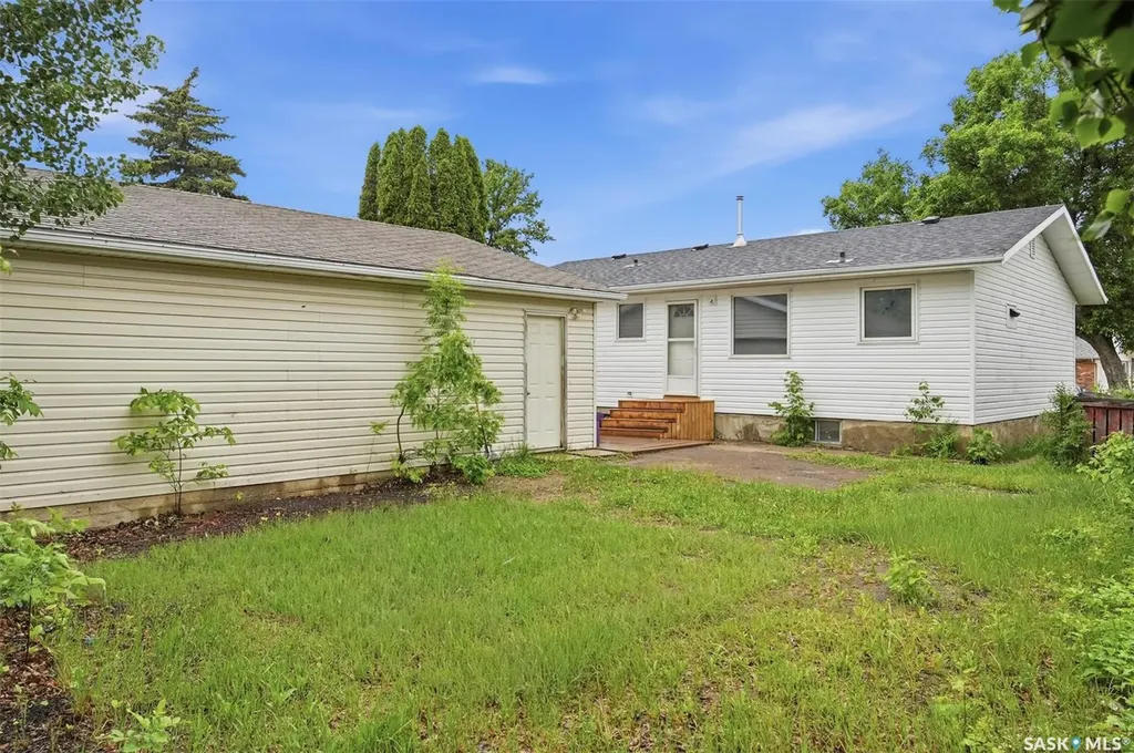 118 Smallwood Crescent Saskatoon SK S7L 4Z6