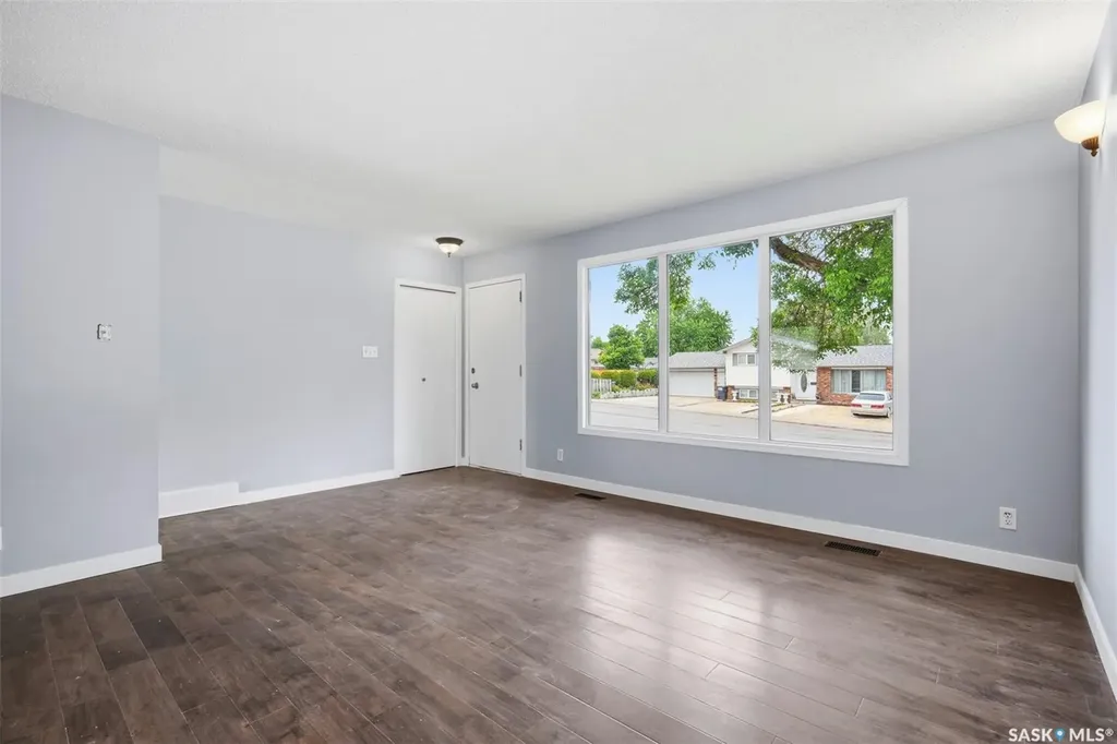 118 Smallwood Crescent Saskatoon SK S7L 4Z6