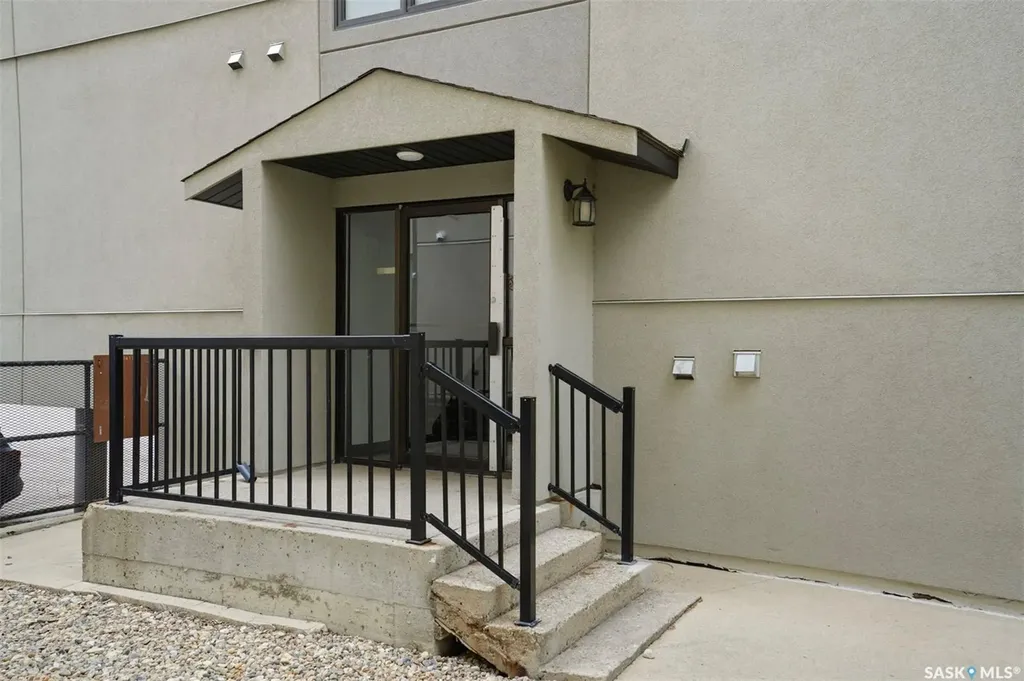 536 4th Avenue N Saskatoon SK S7K 2M7