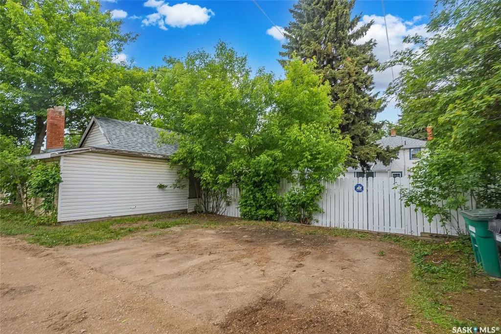 1121 B Avenue N Saskatoon SK S7L 1G2