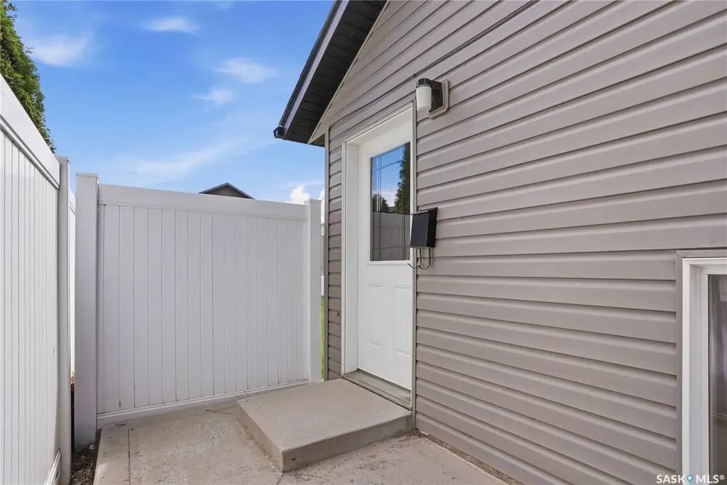 327 Roy Crescent Saskatoon SK S7W 0L1