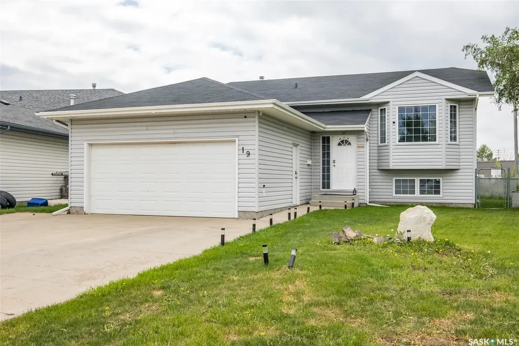 19 Mooney Place Prince Albert SK S6V 8C4