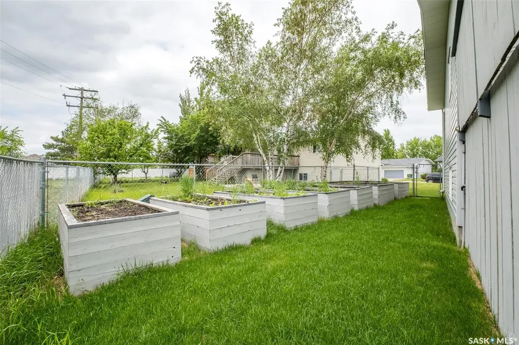 19 Mooney Place Prince Albert SK S6V 8C4