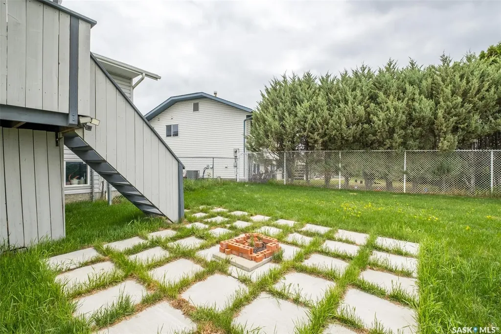 19 Mooney Place Prince Albert SK S6V 8C4