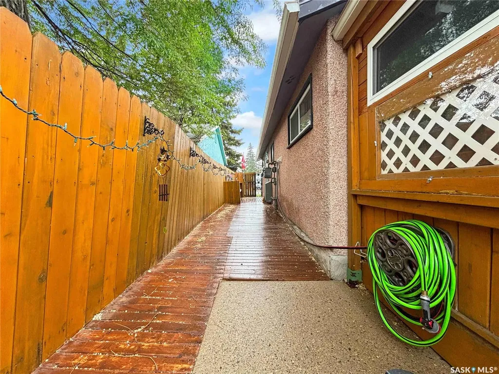 714 S Avenue N Saskatoon SK S7L 3A3
