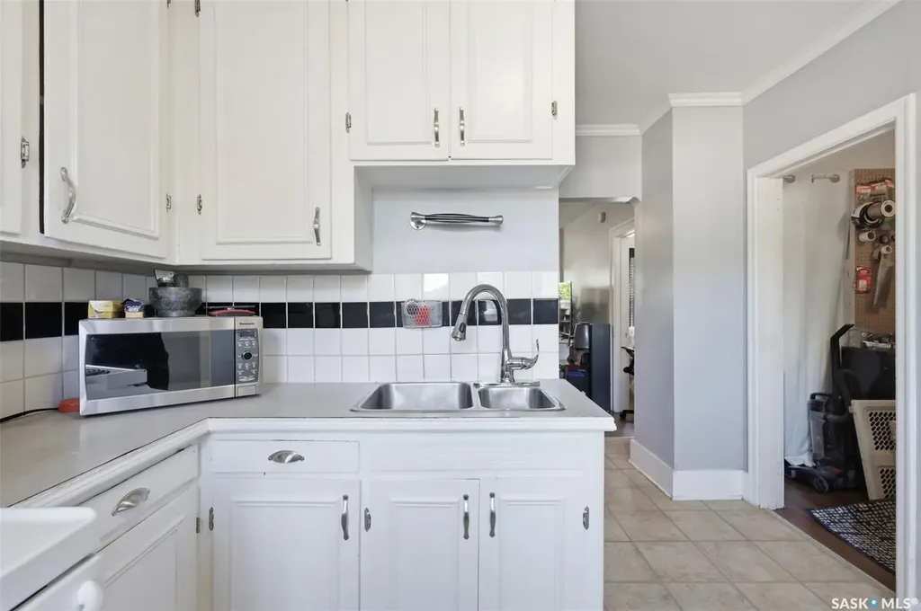 921 H Avenue N Saskatoon SK S7L 2C4